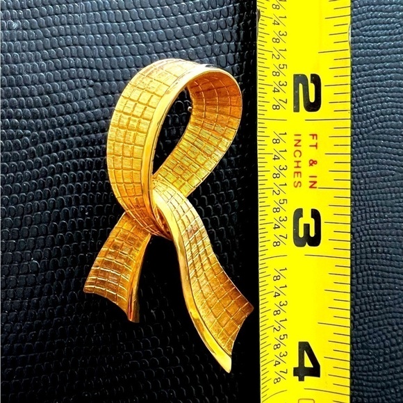 Vintage Ribbon Brooch Pin: A Timeless Gift for Her - Picture 3 of 3